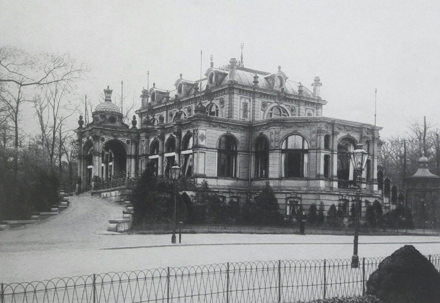 Neues Haus am Emmichplatz um 1900.